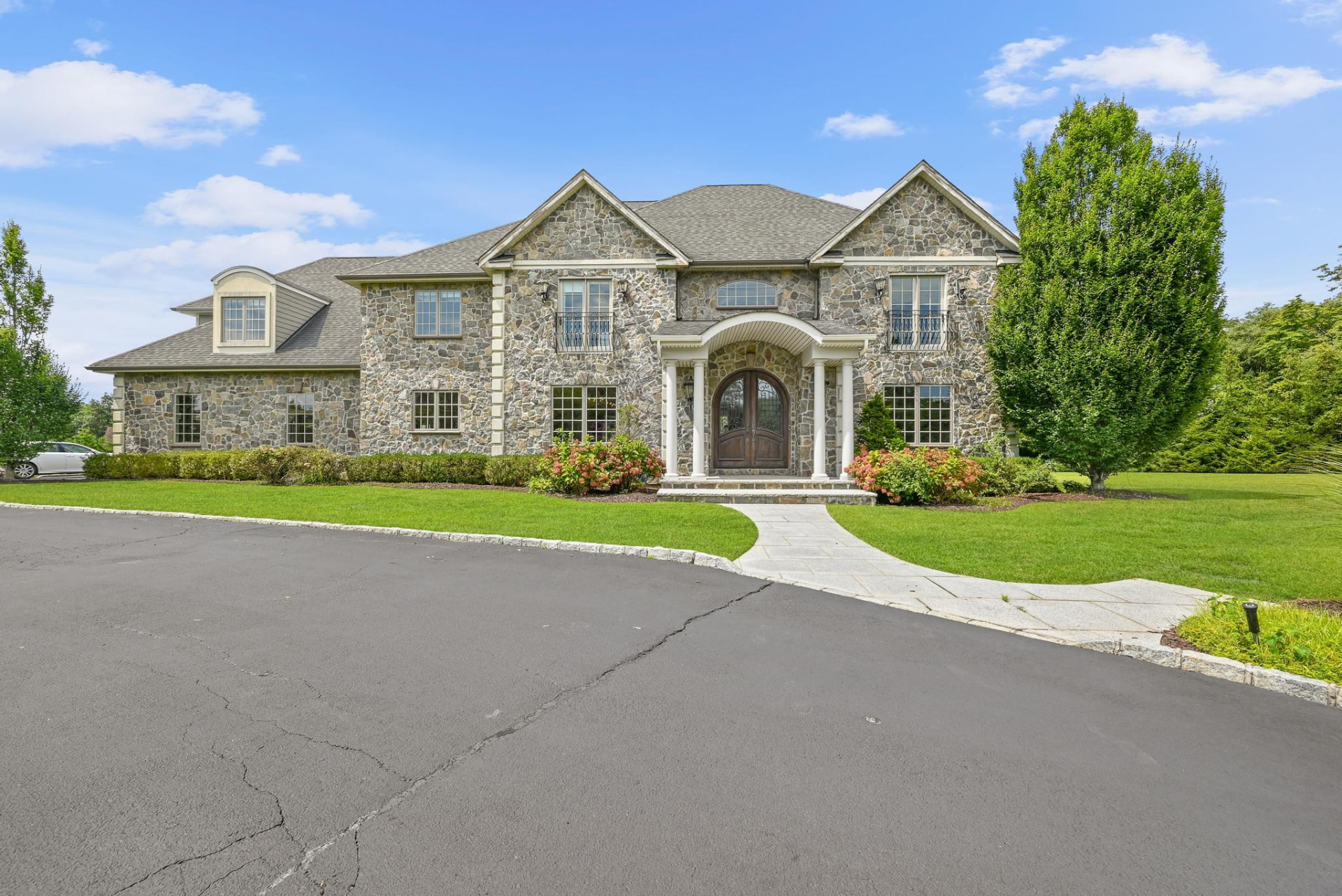 2 Enclave Court, Dix Hills, NY — home sold by Andrew Ragusa